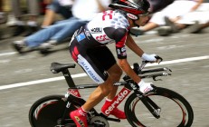 米兰体育网页版-铁血马竞遭遇波兰铁骑，拉亚一夫当关定乾坤