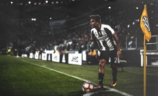 米兰体育-范弗利特刷新纪录之夜，上海队对阵尼克斯的跨文化篮球对话