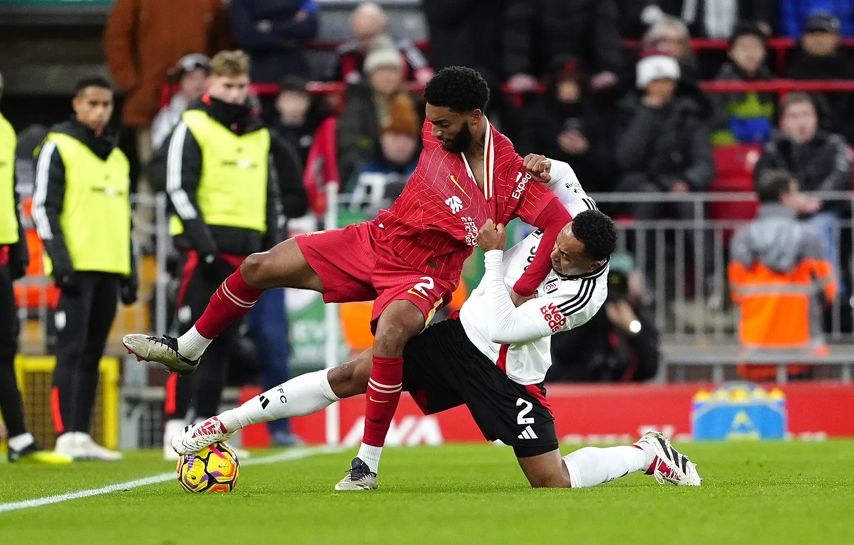 包含富勒姆客场战平查尔顿，保持不败的词条