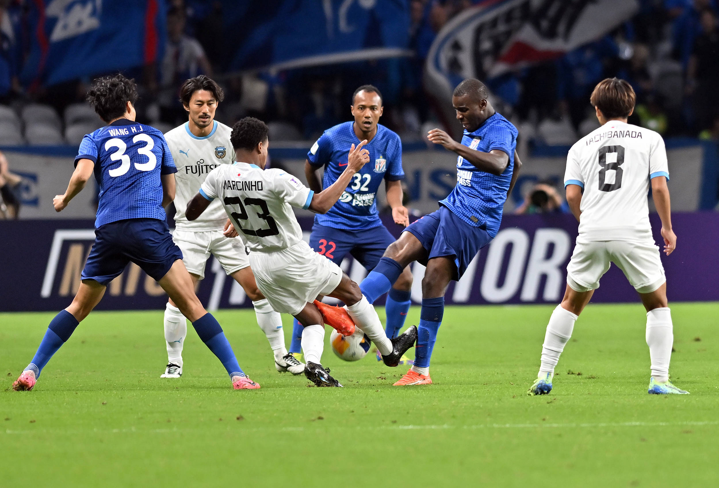 包含精彩足球比赛掀起高潮，球员实力对抗的词条