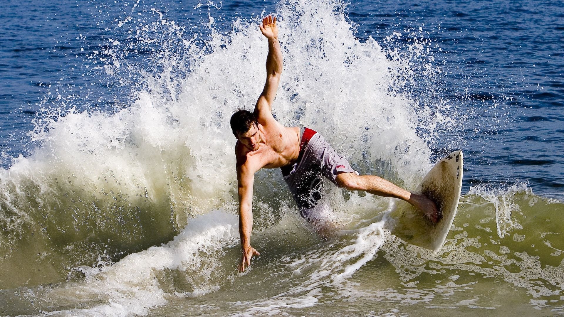 灰熊铁血锁胜局，字母哥关键一击定乾坤